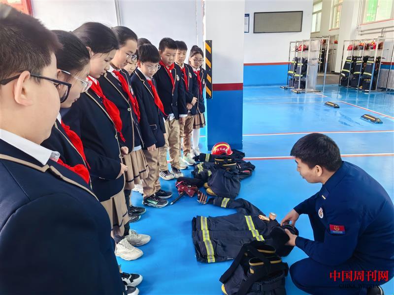 4、石家庄市桥西外国语小学的学生了解消防服 郭苗 摄.jpg 4、石家庄市桥西外国语小学的学生了解消防服 郭苗 摄.jpg