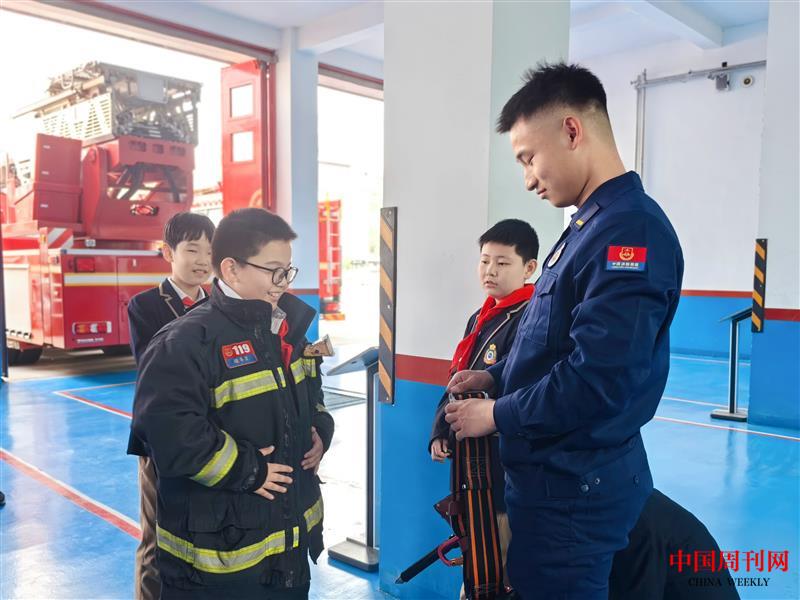 5、石家庄市桥西外国语小学的学生试穿消防服 郭苗 摄.jpg 5、石家庄市桥西外国语小学的学生试穿消防服 郭苗 摄.jpg