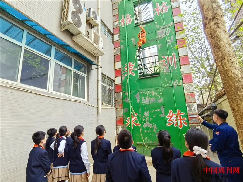 6、石家庄市桥西外国语小学的学生观看消防演练 郭苗 摄.jpg 6、石家庄市桥西外国语小学的学生观看消防演练 郭苗 摄.jpg