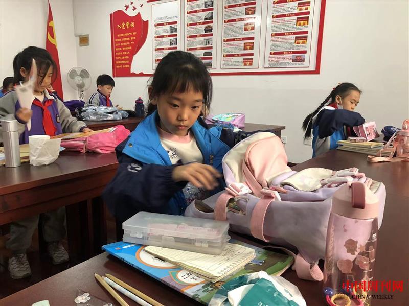 石家庄市桥西外国语小学整理书包比赛。赵梦摄.jpg
