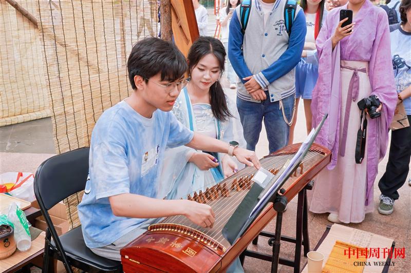 长安市集主题展区-抚琴.jpg 长安市集主题展区-抚琴.jpg