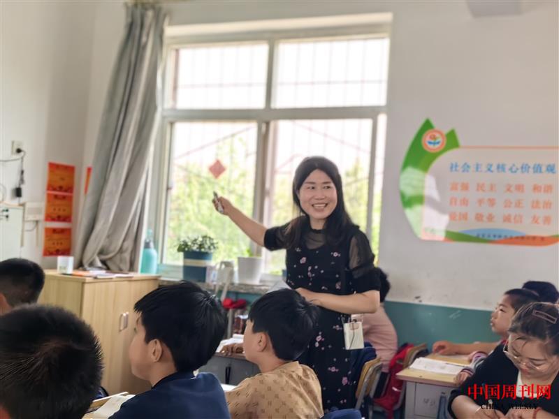 四维1:四维小学周书丽老师正在讲授15《自相矛盾》.jpg 四维1:四维小学周书丽老师正在讲授15《自相矛盾》.jpg