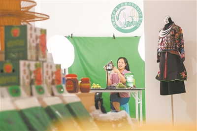 电商主播在贵州省丹寨县龙泉镇云品惠众专业合作社联合社的直播间售卖产品。新华社发（杨武魁摄）