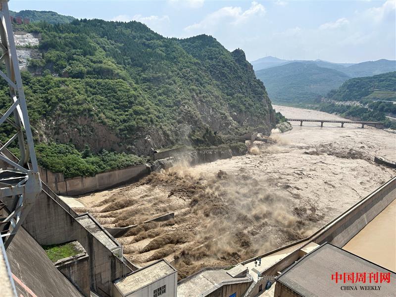 7月26日：三门峡大坝正在泄洪_20240813155445.jpg